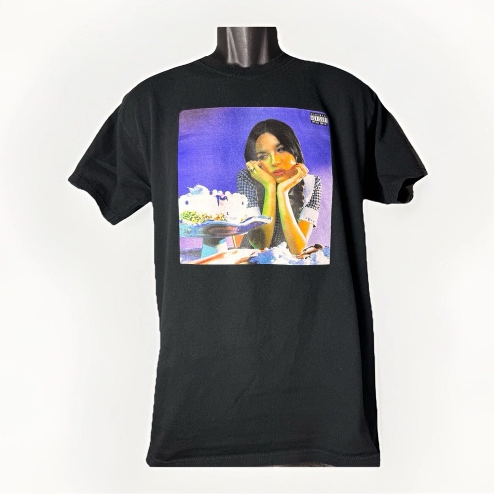 Olivia Rodrigo Sour Album Cover Black Men’s/ Unisex T-Shirt Size Medium